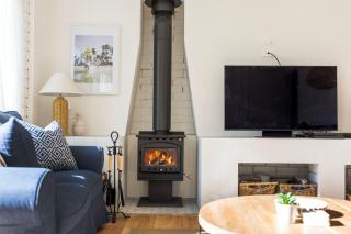 The Cabana - Pet Friendly with Fireplace - 2 Mins to Beach - 8