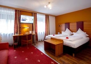 TIPTOP Hotel Burgschmiet Garni - 8
