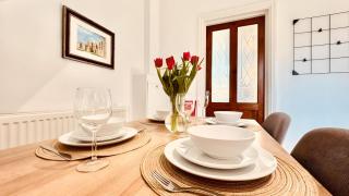 Homely Monthly Stay in Chesterfield for Families and Contractors with Good Transport Links - 7
