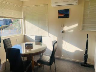 Top spot - Spacious 2BR Stay - Hamilton - 3
