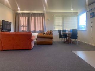 Top spot - Spacious 2BR Stay - Hamilton - 7