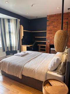 Ensuite in Gorgeous Oxford Flat - 7