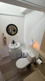 Small 1 Bed Apartment - Free Parking!!! - - 8