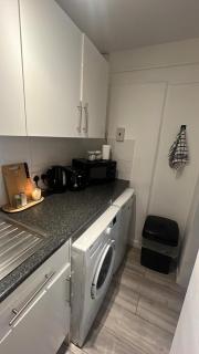 Small 1 Bed Apartment - Free Parking!!! - - 5