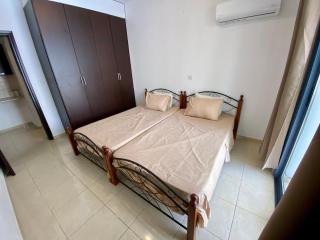 Poolside Two Bedroom Apartment in Central Location - Paphos - 3