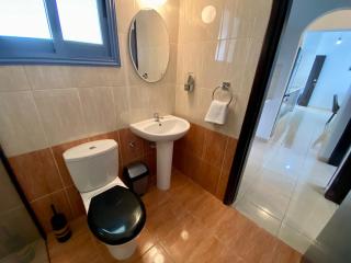 Poolside Two Bedroom Apartment in Central Location - Paphos - 1