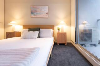 Modern 1-Bedroom Apartment in Docklands Delight - 5