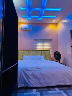 LUXE90 INTERNATIONAL HOTEL AND SUITEs - Ijaiye - 3