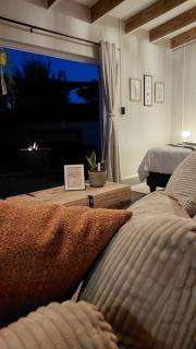 Beach Pebble - 200m walk to beach kite surfer paradise, work friendly, pet friendly - must request - 6