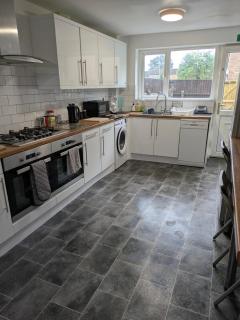 Corby Town Long or Short Stay 4 bed 4 bathroom Up to 7 Guests in 4 Rooms - 3