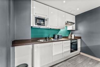 Large Central Manchester Apartment - Sleeps 8 - 9