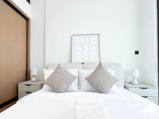 Stylish 1BR Retreat in Binghatti Amber l Balcony - 9