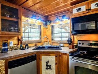 The Skinners Cabin Hot Tub Fireplace Grill - Townsend - 6