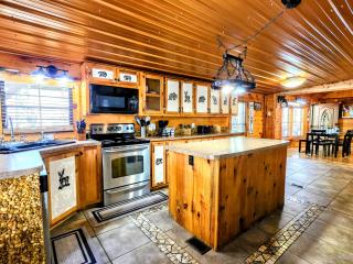 The Skinners Cabin Hot Tub Fireplace Grill - 5