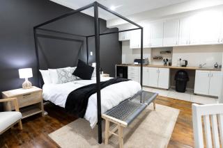 Hilton Avenue Retreat - 0