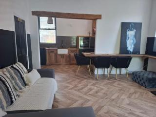 Stylish 2BR Stay with Hot Tub & Private Garden - Rochdale - 9