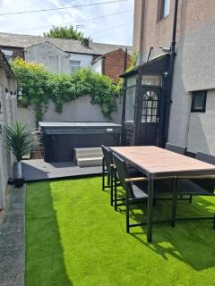Stylish 2BR Stay with Hot Tub & Private Garden - Rochdale - 6