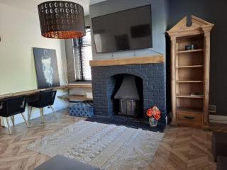 Stylish 2BR Stay with Hot Tub & Private Garden - Rochdale - 8