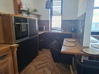 Stylish 2BR Stay with Hot Tub & Private Garden - 3