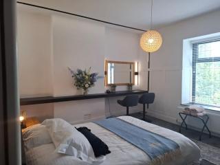 Stylish 2BR Stay with Hot Tub & Private Garden - 1