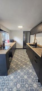 Refurbished 4-Bed Home Near Hospital & Station - Chatham - 9