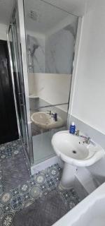 Refurbished 4-Bed Home Near Hospital & Station - Chatham - 1