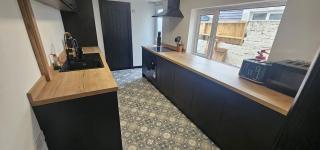 Refurbished 4-Bed Home Near Hospital & Station - 0
