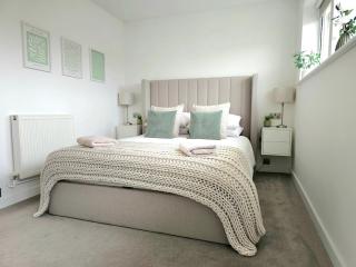 3BR - Luxury Home Away From Home - Contractor Digs - Near LGW Airport - 9