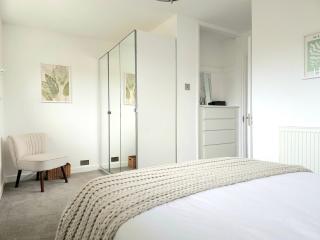 3BR - Luxury Home Away From Home - Contractor Digs - Near LGW Airport - 1
