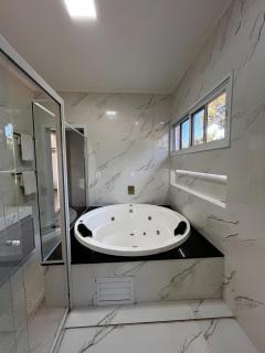 Casa com churrasqueira, piscina, banheira de hidro - 8