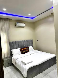 Elegant 2 Bedroom Retreat with Netflix and Calm Ambience - 7