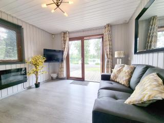 Oak Lodge 7 Hot Tub - York - 1