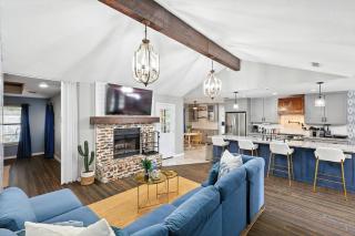 4BD 2BA Bohemian x Southern Getaway w Pool Cinema - Keller - 8