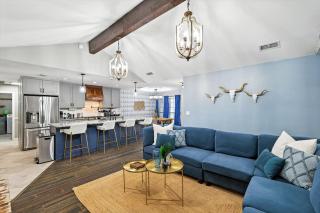 4BD 2BA Bohemian x Southern Getaway w Pool Cinema - 1