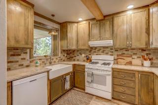 Hygge Mountain Retreat - Hot tub - Patio - Fire pit - Wifi - 2 Kitchens - Family Retreat - 0