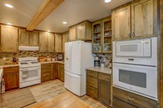 Hygge Mountain Retreat - Hot tub - Patio - Fire pit - Wifi - 2 Kitchens - Family Retreat - 2