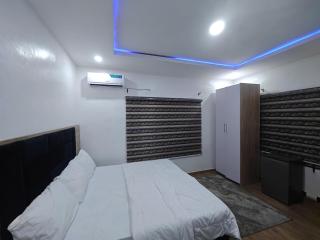 Royal 3 Bedroom Apartment with 24hrs Power Supply, Wifi, Security and Fully Equipped Kitchen - Lekki - 9