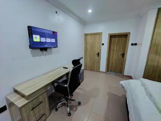 Royal 3 Bedroom Apartment with 24hrs Power Supply, Wifi, Security and Fully Equipped Kitchen - Lekki - 4