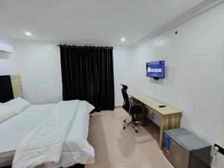 Royal 3 Bedroom Apartment with 24hrs Power Supply, Wifi, Security and Fully Equipped Kitchen - Lekki - 2