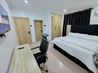 Royal 3 Bedroom Apartment with 24hrs Power Supply, Wifi, Security and Fully Equipped Kitchen - 2