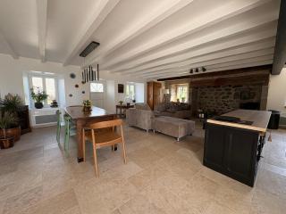 Maison de campagne, 136 M2, 4 pers, grande pièce de vie, 2 chambres, 2 salons, Cantal - Lanobre - 5