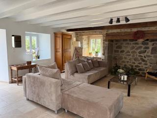 Maison de campagne, 136 M2, 4 pers, grande pièce de vie, 2 chambres, 2 salons, Cantal - 8