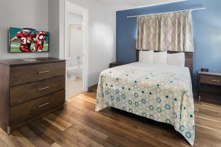 HomeTowne Studios & Suites by Red Roof Charlotte - Ballantyne - Charlotte - 1