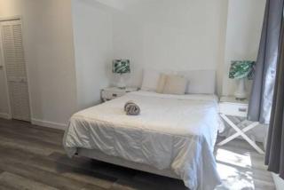 Pool Parking 2 Bedroom Retreat Sleeps 5 - Miami - 2