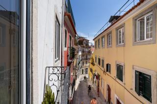 Spacious 6-Bedroom Apt w/ Sunny Terrace in Lisbon - 5