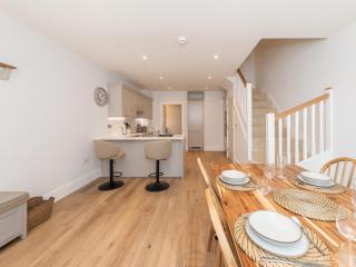 Modern 4BR New Home near Biz Park Station Pass the Keys - 5