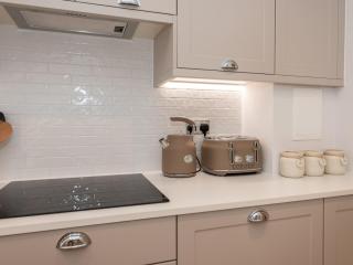 Modern 4BR New Home near Biz Park Station Pass the Keys - Reading - 2