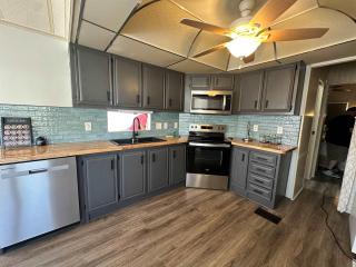 Badin Shores Resort - Excellent Lake View Home - Pools & Lots of Amenities - Great Porch Area - Family - 4