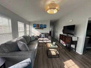 Badin Shores Resort - Excellent Lake View Home - Pools & Lots of Amenities - Great Porch Area - Family - New London - 1