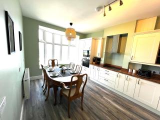 Smugglers - Sea Front - Parking - Sea Views - Balcony - 2 luxury kingsize beds - Saltburn-by-the-Sea - 8